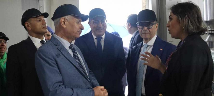 وزير الاستثمار والتجارة الخارجية يقوم بزيارة لإحدى شركات الأدوية التونسية